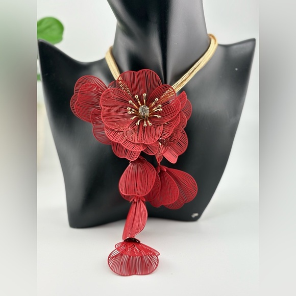 Red Statement Flower Necklace with Gold Chain ✨ - Picture 3 of 8